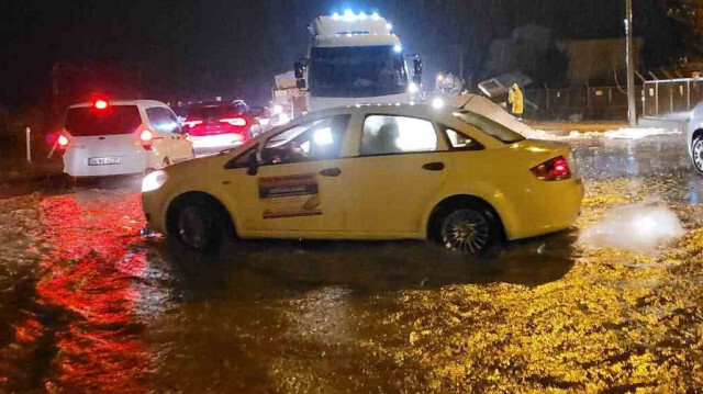 Filyos-Zonguldak yolu deniz suyu yükselmesi nedeniyle taş ve ve kaya parçaları ile dolunca ulaşımda aksamalar meydana geldi