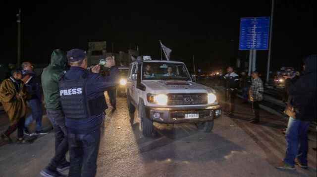 Des véhicules de la Croix-Rouge internationale, transportant des détenus israéliens libérés de Gaza, traversent le point de passage de Rafah vers l'Égypte, le 26 novembre 2023. Crédit photo: AA