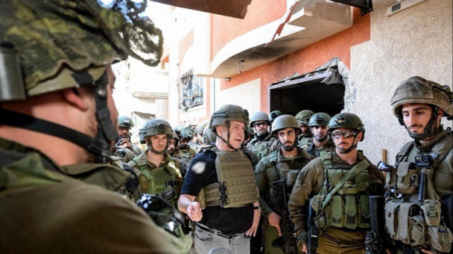 Le Premier ministre israélien, Benjamin Netanyahu, rencontre des soldats dans un lieu non divulgué de la bande de Gaza, Le 26 novembre 2023. Crédit photo: HANDOUT / ISRAELI PRIME MINISTER OFFICE / AFP