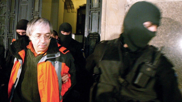 Le gourou suédois et romain, Gregorian Bivolaru, fondateur de la secte MISA (Mouvement pour l'intégration spirituelle dans l'absolu) à la sortie d'un tribunal de Bucarest, le 1 avril 2004. Crédit photo: STRINGER / AFP
