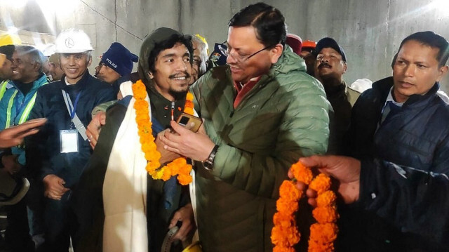 Le ministre en chef de l'Uttarakhand, Pushkar Singh Dhami (à droite), est allé à la rencontre des ouvriers après leur sauvetage à l'intérieur du tunnel en construction de Silkyara, en Inde. Crédit photo: DEPARTMENT OF INFORMATION AND PUBLIC RELATION (DIPR) UTTARAKHAND / AFP
