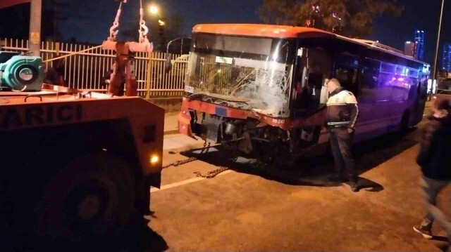 İzmir’de belediye otobüsü ile otomobil kafa kafaya çarpıştı