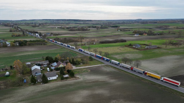 Vue aérienne prise près de la ville de Chelm où des poids lourds polonais bloquent le passage de la frontière polono-ukrainienne à Dorohusk, en Pologne, le 10 novembre 2023. Crédit photo: DAMIEN SIMONART / AFP
