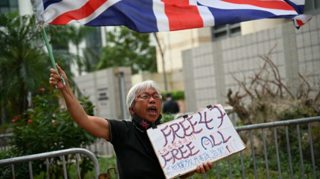 La militante démocrate Grandma Wong apportant son soutien aux 47 activistes pro-démocratie devant la cour de Hong Kong. Crédit photo: Peter PARKS / AFP