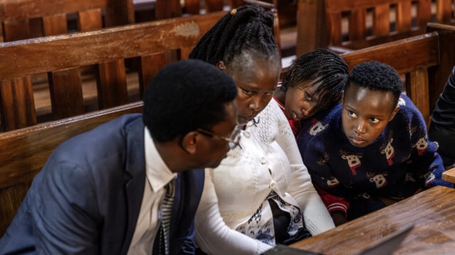 L'avocat représentant la famille Wanjiru Mbiyu Kamau, la sœur d'Agnes Wanjiru, Rose Wanyua, la fille d'Agnes Wanjiru, Stacy Wanjiru et la nièce d'Agnes Wanjiru, Esther Njoki, à l'audience de l'affaire du meurtre présumé d'Agnes Wanjiru. Crédit photo: LUIS TATO / AFP