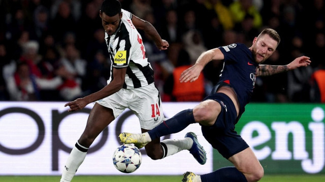 L'attaquant suédois de Newcastle Alexander Isak, en duel avec le défenseur slovaque du PSG Milan Skriniar, lors de la rencontre de la 5e journée de Ligue des Champions, le 28 novembre au Parc des Princes. Crédit Photo: FRANCK FIFE / AFP