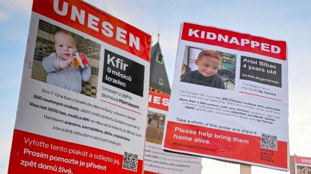 Des manifestants portant le portrait d'Ariel Bibas et de son frère Kfir, tués par un bombardement israélien selon un communiqué du Hamas, le 29 novembre 2023. Crédit photo: Michal Cizek / AFP