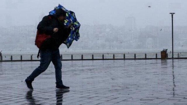 إسطنبول تشهد عاصفة تؤثر سلبا على الحياة