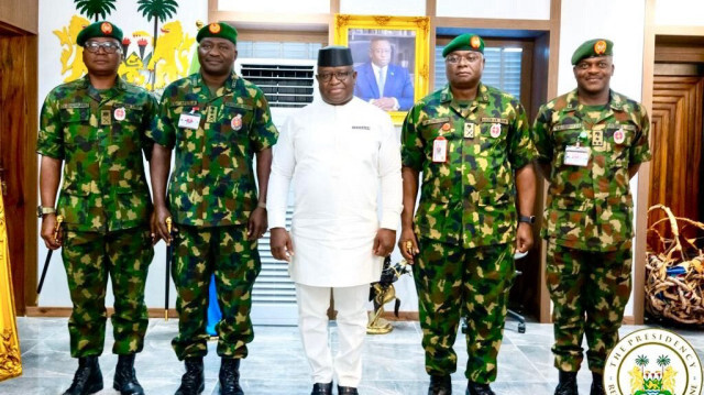 Le Président de la Sierra Leone Julius Maada Bio a reçu en visite une délégation du Nigéria et de la CEDEAO à Freetown, lundi 27 novembre 2023. Crédit Photo: Présidence Sierraléonaise