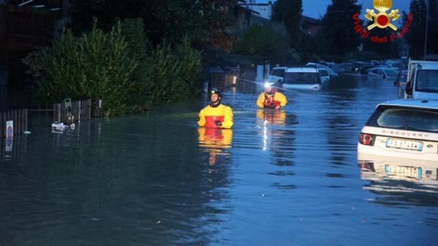 Des pompiers italiens s'efforçant d'évacuer les habitants des maisons inondées, suite à la tempête Ciaran qui a frappé la Toscane, près de Florence, le 3 novembre 2023. Crédit photo: HANDOUT / VIGILI DEL FUOCO / AFP