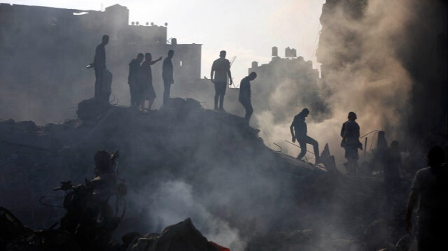 Des civils mènent des opérations de recherche et de sauvetage sur les bâtiments lourdement endommagés après les attaques israéliennes dans la ville de Gaza, le 02 novembre 2023. Crédit photo: AA