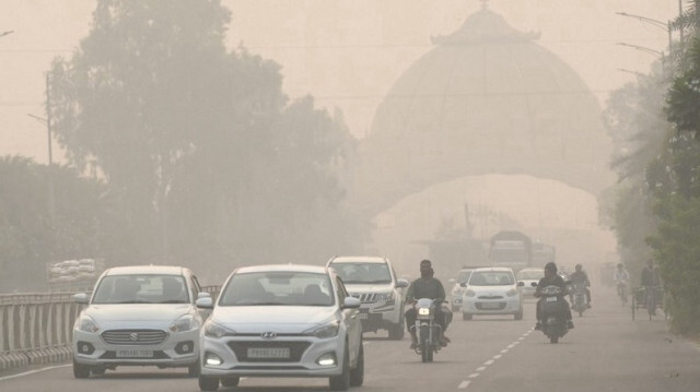 Des véhicules circulent le long d’une route dans des conditions de pollution intense à Amritsar en Inde, le 3 novembre 2023. Crédit photo: NARINDER NANU / AFP