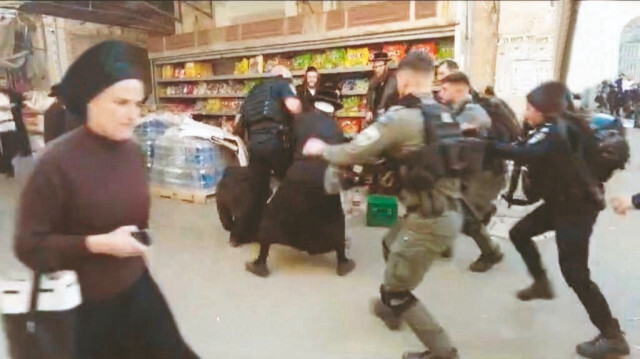 Bazı polis memurlarının gruptan bazı kişileri iterek düşürdüğü, yumrukladığı ve ellerinde copla üzerlerine yürüdüğü görüldü.