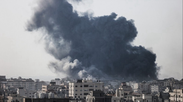 De la fumée s'élève après la frappe aérienne israélienne dans la ville de Gaza, le 03 novembre 2023. Crédit photo: AA