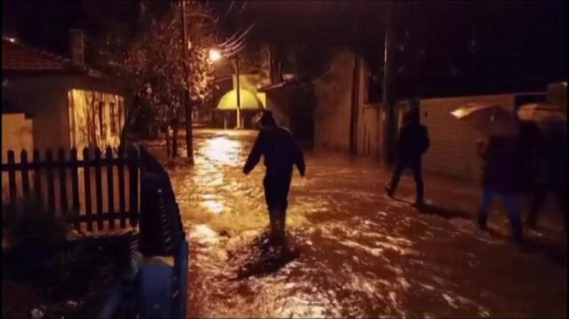 Kazdağları’nın eteklerindeki köylerde sokaklar derelere döndü