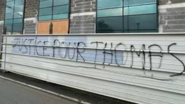 Le tag "justice pour Thomas" inscrit sur la palissade de la mosquée d’Angers, en France. Crédit photo: X