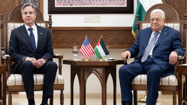 Le chef de la diplomatie américaine Antony Blinken et le Président palestinien Mahmoud Abbas, lors de leur rencontre à Ramallah en Cisjordanie, le 30 novembre 2023. Crédit photo: SAUL LOEB / POOL / AFP