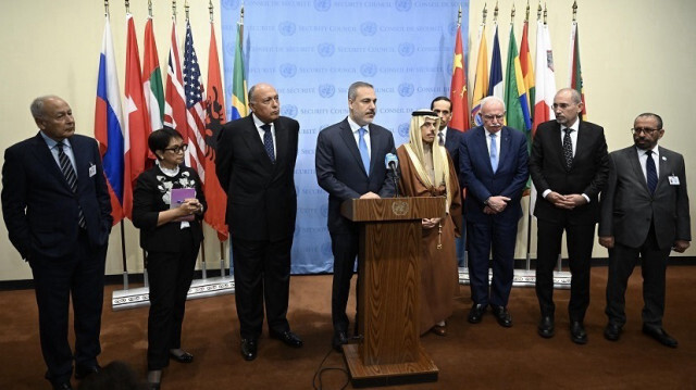 Le ministre turc des Affaires étrangères Hakan Fidan (C), assistent à une conférence de presse avec les membres de l'Organisation de la coopération islamique (OCI), le 29 novembre 2023. Crédit photo: AA