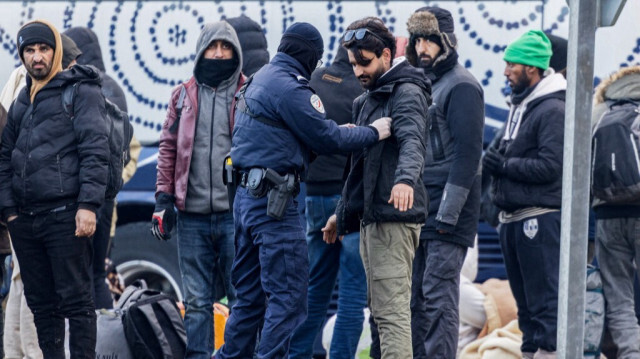 Inspection des migrants lors de leur évacuation menée par la préfecture locale à Loon-Plage, dans le nord de la France, le 30 novembre 2023. Crédit photo: SAMEER AL-DOUMY / AFP
