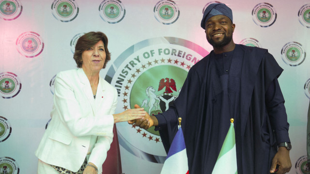 La ministre française de l'Europe et des Affaires étrangères, Catherine Colonna, et le ministre nigérian des Communications, de l'Innovation et de l'Économie numérique, Bosun Tijani, se serrant la main après la signature de l'accord financier I-DICE entre l'Agence française de développement et le Nigéria à Abuja, au Nigéria, le 3 novembre 2023. Crédit Photo: Kola Sulaimon / AFP

