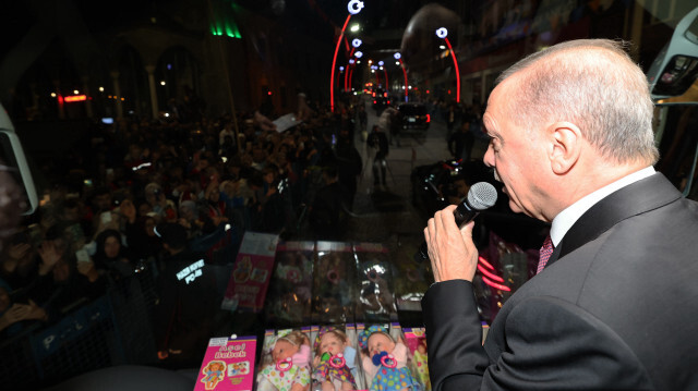 Cumhurbaşkanı Recep Tayyip Erdoğan, memleketi Rize’nin Güneysu ilçesine geldi. Cumhurbaşkanı Erdoğan, AK Parti Güneysu İlçe Başkanlığı önünde otobüsten vatandaşları selamladı.