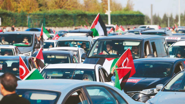 Katılımcıların Türk ve Filistin bayraklarıyla süsledikleri araçlarından oluşan “Filistin İçin Özgürlük Konvoyu”, birçok yabancı aktivist eşliğinde İncirlik Üssü’ne gitmek üzere yola çıktı. Gazze’ye destek olmak ve Filistin’in özgürlüğü için oluşturulan 250 araçlık konvoyun, Kocaeli, Ankara ve Konya’da çeşitli etkinlikler düzenledikten sonra yarın Adana’daki İncirlik Üssü’ne ulaşması planlanıyor.