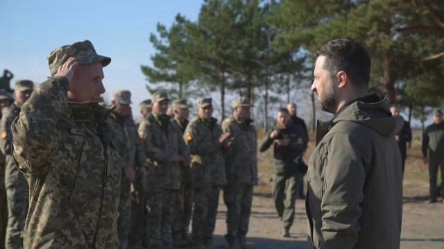 Le président ukrainien Volodymyr Zelensky lors de la visite un centre d'entraînement militaire. Crédit photo: RESIDENCE UKRAINIENNE / AFP