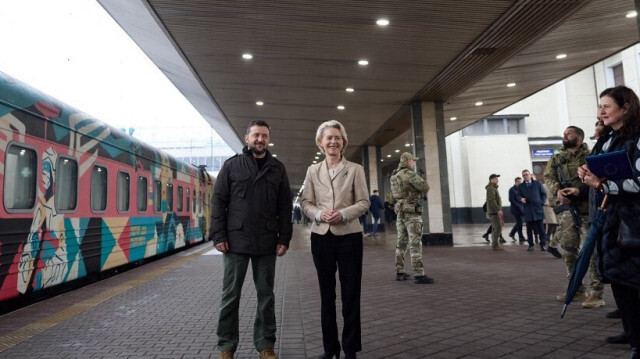 La présidente de la Commission européenne Ursula von der Leyen est accueillie par le président ukrainien Volodymyr Zelensky à la gare de Kiev. Crédit photo: Handout / UKRAINIAN PRESIDENTIAL PRESS SERVICE / AFP