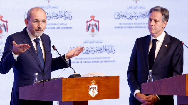 Le secrétaire d'État américain Antony Blinken (à droite) et le vice-Premier ministre et ministre des Affaires étrangères jordanien Ayman Safadi tenant une conférence de presse, après des réunions dans le contexte du conflit en cours entre Israël et le Hamas, à Amman, le 4 novembre 2023. Crédit Photo: JONATHAN ERNST / POOL / AFP

