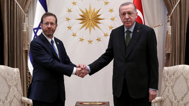 Le président turc Recep Tayyip Erdogan (à droite) serrant la main du président israélien Isaac Herzog (à gauche) lors d'une cérémonie officielle au complexe présidentiel d'Ankara, le 9 mars 2022. Crédit Photo: Murat CETIN MUHURDAR / AFP

