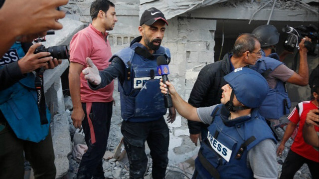 Des journalistes présents sur des impacts des bombardements israéliens à Gaza, le 5 novembre 2023. Crédit photo: AA