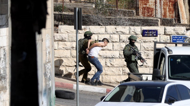 Les forces israéliennes font une descente dans les rues et arrêtent des Palestiniens en Palestine occupée le 2 novembre 2023. Crédit photo: AA 