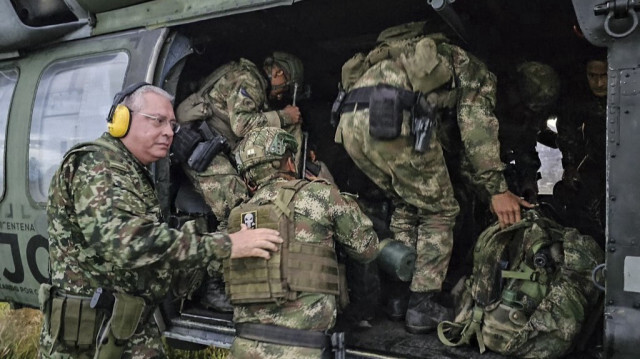 Le commandant des forces militaires colombiennes, Général Helder Fernan Giraldo Bonilla, monte à bord d'un hélicoptère dans le village d'El Plateado en Colombie, le 5 novembre 2023. Crédit photo: HANDOUT / COLOMBIAN ARMED FORCES / AFP
