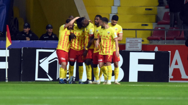 Kayserisporlu futbolcuların gol sevinci.