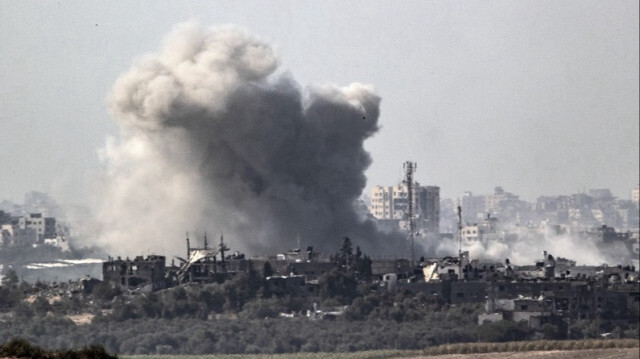 De la fumée s'élève dans la bande de Gaza, vue depuis la ville de Sderot, alors que les frappes aériennes israéliennes se poursuivent, le 05 novembre 2023. Crédit photo: AA