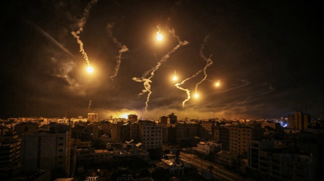 De la fumée et des flammes s'élèvent à la suite d'attaques de fusées éclairantes israéliennes sur le camp de réfugiés d'Al-Shati dans la bande de Gaza, le 6 novembre 2023. Crédit photo: AA
