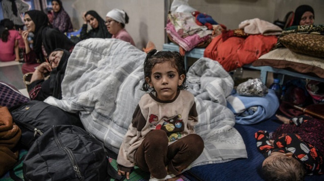 Des Palestiniens, qui ont été déplacés de leurs maisons à cause des attaques israéliennes, se réfugient à l'hôpital Nasser pour se protéger des frappes aériennes israéliennes à Khan Yunis à Gaza le 06 novembre 2023. Crédit photo: AA
