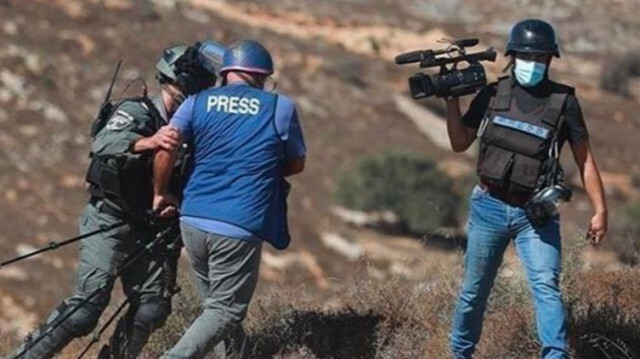 Le Syndicat des journalistes palestiniens a indiqué que l'armée israélienne a arrêté des journalistes, portant à 24 le nombre de journalistes détenus depuis le 7 octobre dernier. Crédit photo: AA / ARCHIVE