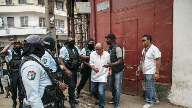 Le membre de l'opposition et candidat à la présidence malgache Jean Jacques Ratsietison (C), est refoulé par la police en route vers un rassemblement de l'opposition à Antananarivo. Crédit photo: RIJASOLO / AFP