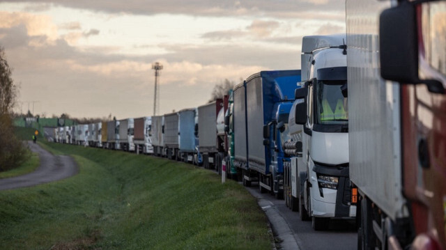 Routiers polonais qui bloquent les points de passage entre l'Ukraine et la Pologne pour protester contre une concurrence jugée "déloyale", à Dorohusk, en Pologne, le 6 novembre 2023. Crédit photo: WOJTEK RADWANSKI / AFP
