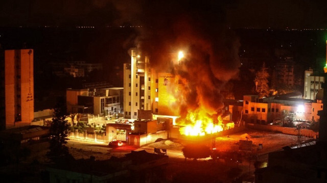 Un incendie se déclare après des attaques israéliennes sur le générateur d'électricité de l'hôpital de réhabilitation al-Wafa dans la ville de Gaza, le 04 novembre 2023. Crédit photo: AA