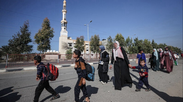 Les Palestiniens de Gaza, qui sont exposés à d'intenses bombardements israéliens, migrent vers les parties sud et centre de la bande de Gaza alors que les attaques israéliennes se poursuiaivent le 7 novembre 2023. Crédit photo: AA