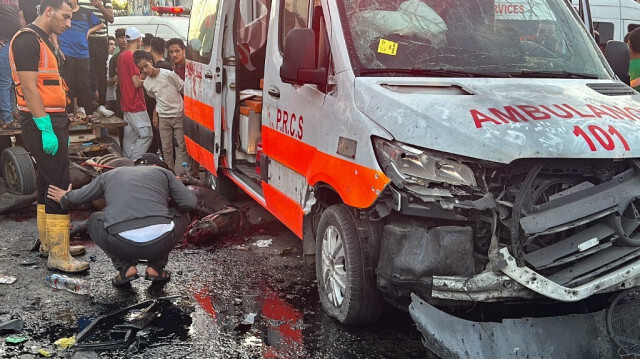 Un cheval tué gît sur le sol alors que des personnes se rassemblent autour d'une ambulance endommagée par une frappe israélienne devant l'hôpital Al-Shifa dans la ville de Gaza, le 3 novembre 2023. Crédit photo: MOMEN AL-HALABI / AFP
