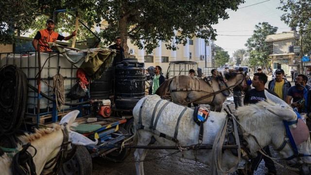 Des Palestiniens se rassemblent à côté des réservoirs d'eau potable dans le sud de la bande de Gaza le 30 octobre 2023. Crédit photo: AA