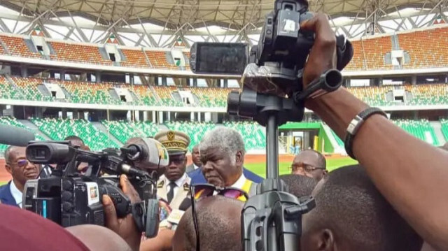 Le Premier ministre ivoirien Robert Mambé, en visite au Stade olympique Alassane Ouattara d’Ebimpé, le plus grand du pays, le mardi 7 novembre 2023. Crédit Photo: APA NEWS.