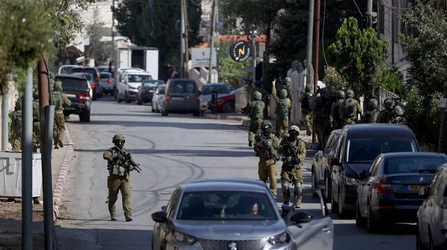 Les forces israéliennes font une descente dans les rues en Palestine occupée, le 02 novembre 2023. Crédit photo: AA