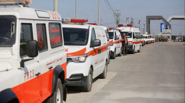 Des ambulances transportant des Palestiniens blessés lors des attaques israéliennes, arrivent au poste frontière de Rafah à Gaza, le 1er novembre 2023. Crédit photo: AA