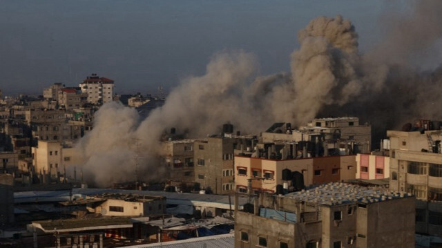 De la fumée s'élève après une attaque aérienne israélienne sur le sud de la bande de Gaza, le 1er décembre 2023. Crédit photo: SAID KHATIB / AFP