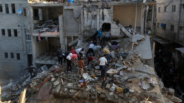 Des Palestiniens cherchent des victimes dans les destructions de bâtiments suite à des frappes aériennes israéliennes dans la bande de Gaza, le 1er décembre 2023. Crédit photo: SAID KHATIB / AFP