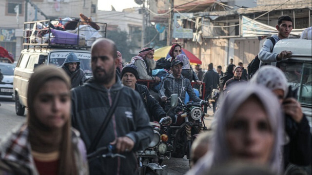 Les Palestiniens commencent à migrer vers les zones situées dans la partie centrale de la ville en raison des attaques israéliennes à Gaza, le 1er décembre 2023. Crédit photo: AA